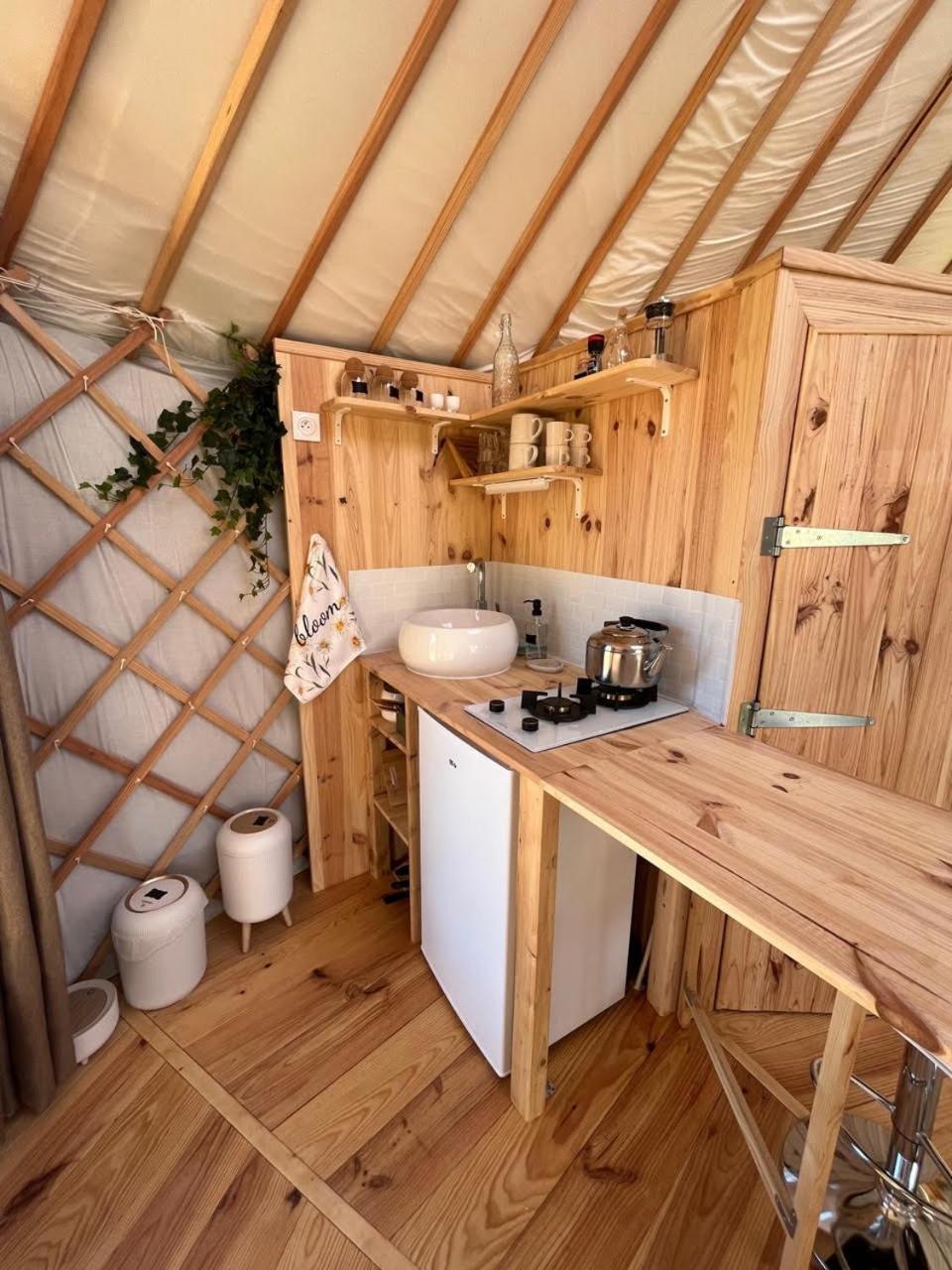 Les Logements Insolites De La Base Nautique Verneuil  外观 照片